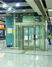 Elevador de passageiros com pequena casa de máquinas